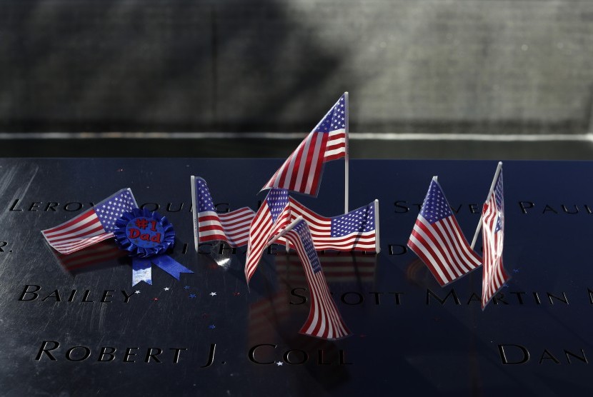 Bendera Amerika dan pita hiasi memorial dan museum serangan 11 September 