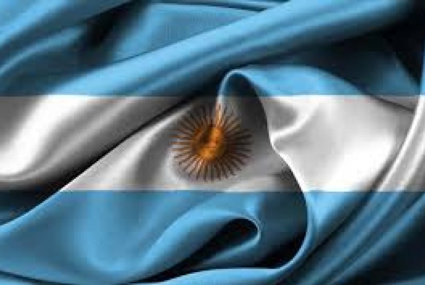 bendera argentina. Pada 29 Juni 1974, Maria Estela Isabel Martinez de Peron dilantik sebagai pemimpin sementara Republik Argentina. Ia menjadi presiden perempuan pertama Argentina meski hanya menggantikan suaminya, Presiden Juan Peron.