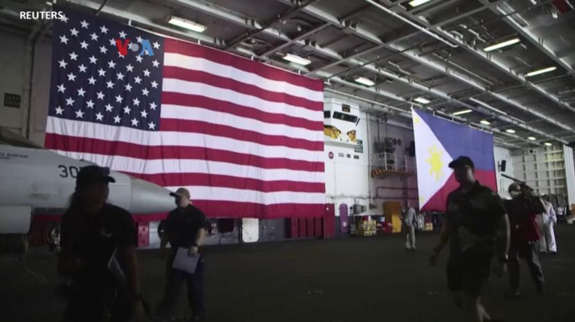 Bendera AS (kiri) dan bendera Filipina (kanan)