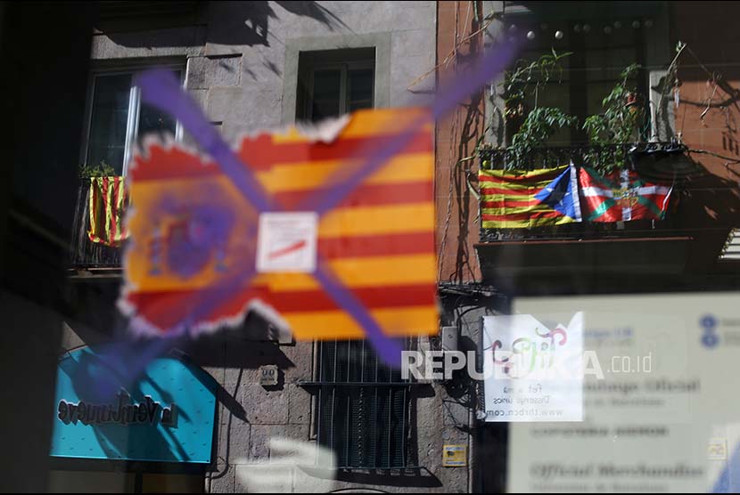 Bendera basque Katalunya terpantul di sebuah kaca jendela di Barcelona.