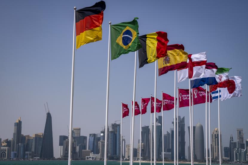 Bendera beberapa negara yang lolos ke Piala Dunia berkibar di pinggir laut di Doha, Qatar, Selasa, 29 Maret 2022. Warga Israel akan diperkenankan berkunjung ke Qatar untuk menyaksikan pertandingan Piala Dunia 2022.