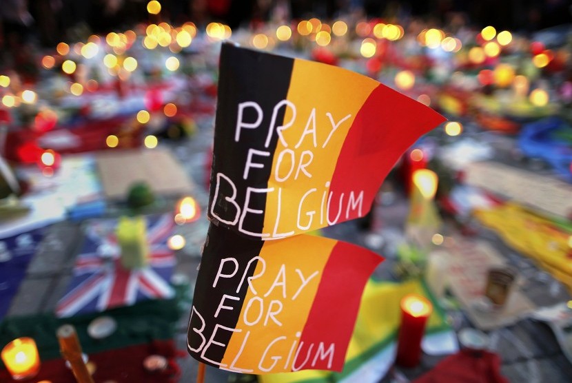 Bendera Belgia diberi tulisan 'Pray for Belgium' dalam upacara mengenang korban tewas akibat serangan teror bom di Brussel, Belgia.