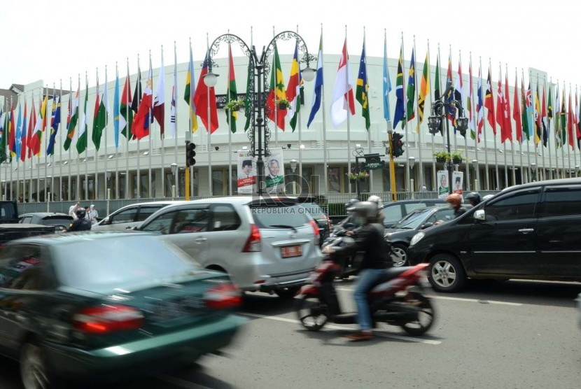   Bendera-bendera negara peserta Konferensi Asia Afrika (KAA) sudah terpasang di Gedung Merdeka, Kota Bandung, Senin (20/4).  (Republika/Edi Yusuf)