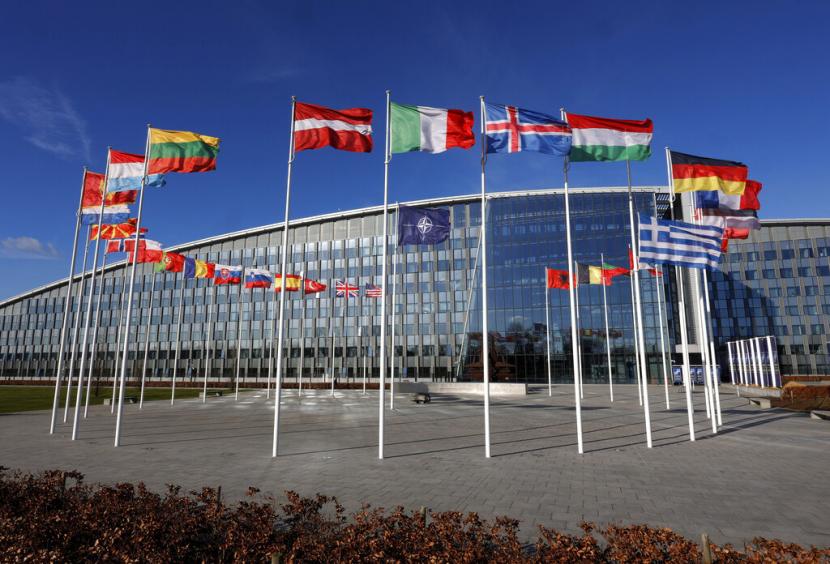 Bendera berkibar tertiup angin di luar markas NATO di Brussel, 7 Februari 2022.