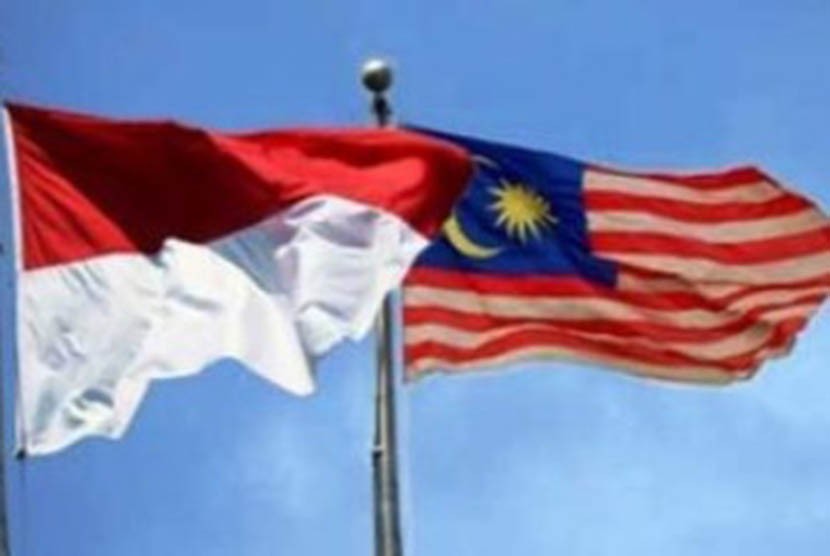 Bendera Indonesia dan Malaysia (ilustrasi). Pemerintah Indonesia menganggap isu lagu 'Halo-Halo Bandung' yang diduga dijiplak oleh Malaysia  bukan lah isu sensitif.