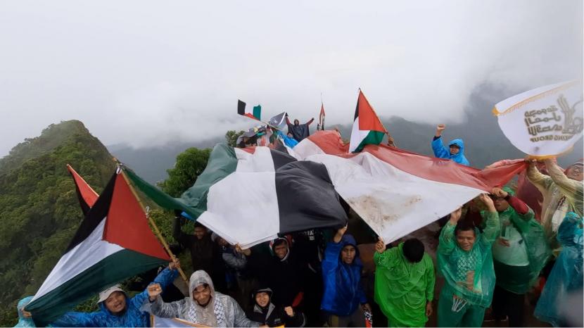 Bendera Indonesia dan Palestina Berkibar di Puncak Gunung Muria, dikibarkan Aqsa Working Group (AWG) dalam rangka memperingati Bulan Solidaritas Palestina (BSP) pada Sabtu-Ahad (12-13/11/2022). Bendera Indonesia-Palestina Berkibar di Puncak Gunung Muria