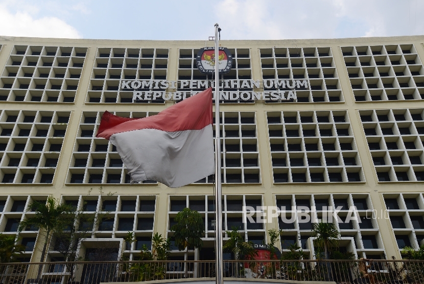  Bendera Indonesia yang dikibarkan setengah tiang di Gedung Komisi Pemilihan Umum (KPU), Jakarta, Senin (11/7). (Republika/Raisan Al Farisi)