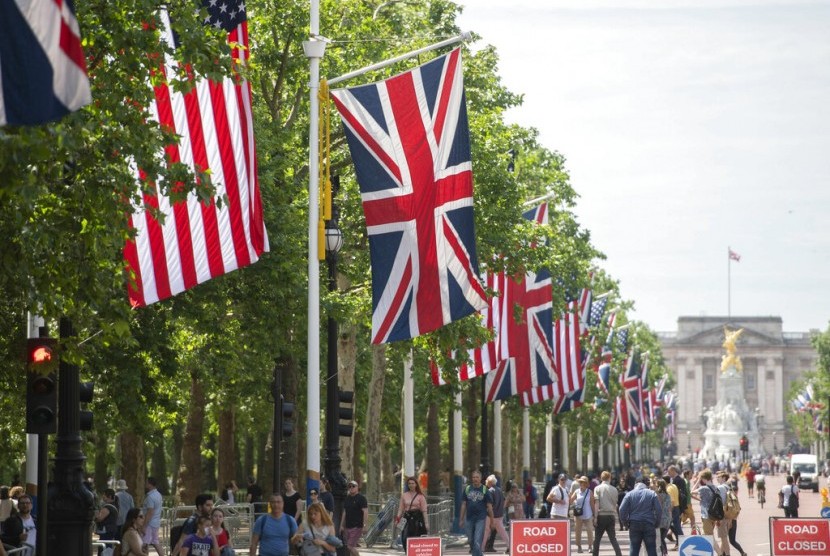 Bendera Inggris dan Amerika Serikat dipajang beriringan di sepanjang jalan menuju Buckingham Palace. Persahabatan AS-Inggris kemungkinan akan diuji dalam perjanjian perdagangan baru. Ilustrasi.