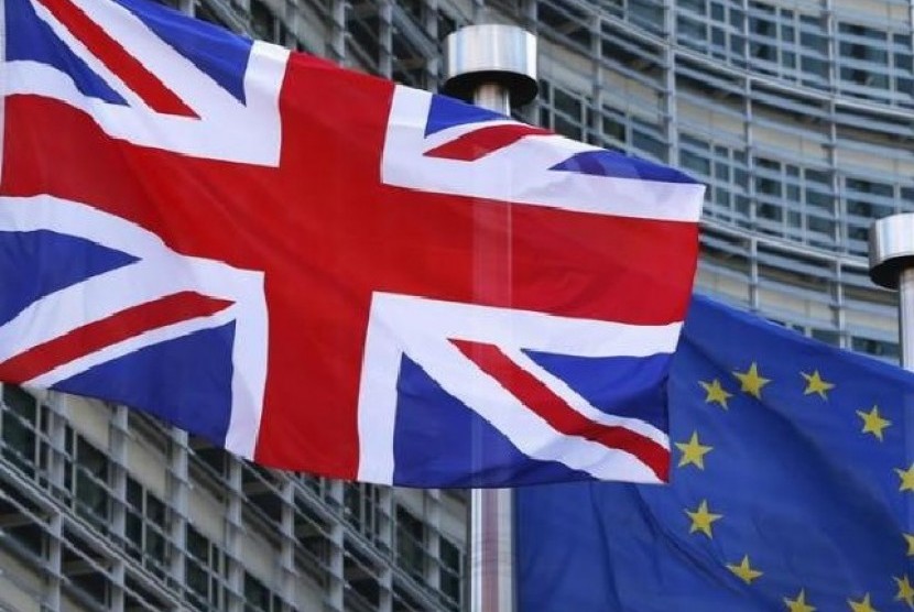 Bendera Inggris dan Uni Eropa. Pemerintah Inggris membatalkan rencana untuk menghapus semua undang-undang (UU) Uni Eropa (UE) yang tersisa pada Rabu (10/5/2023). Sekitar 4.000 aturan akan tetap bertahan di buku UU Inggris pada akhir tahun ini.