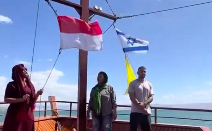 Bendera Israel berkibar dengan bendera Indonesia