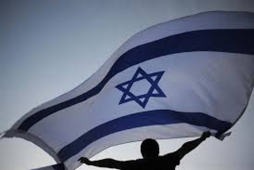 Bendera Israel dikibarkan.