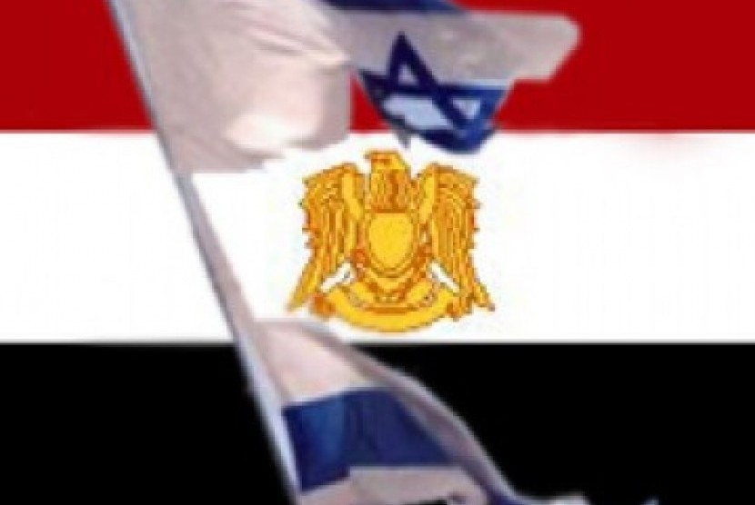 Bendera Israel terkoyak dengan latar Bendera Mesir