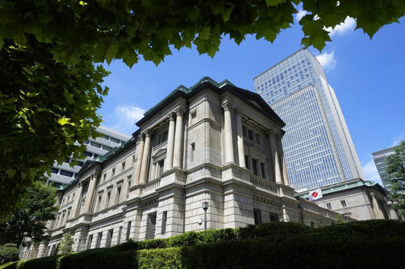 Bendera Jepang berkibar di kantor pusat Bank of Japan di Tokyo pada 29 Juli 2022. Bank sentral Jepang pertahankan suku bunga acuan.