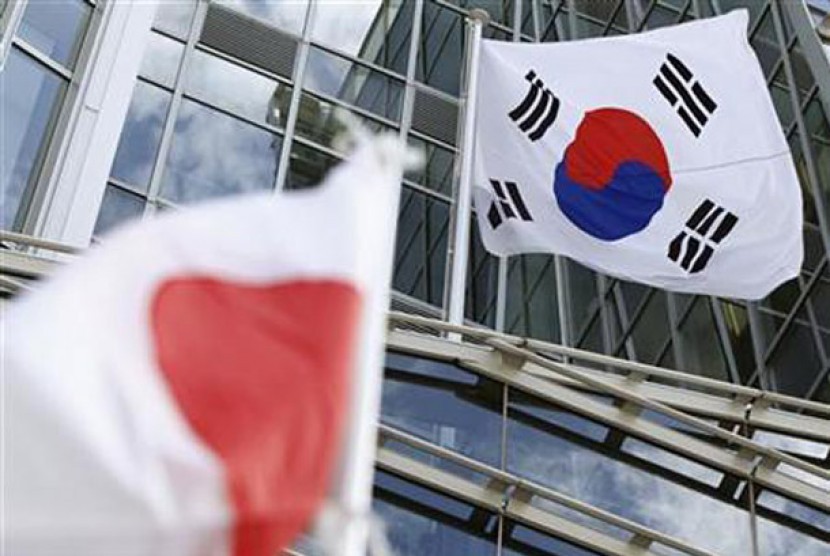 Bendera Jepang dan Bendera Korsel.Ilustrasi. Pemerintah Jepang menyambut keputusan Korea Selatan (Korsel) yang akan memberikan kompensasi kepada korban kerja paksa pada masa penjajahan Jepang di Korea.