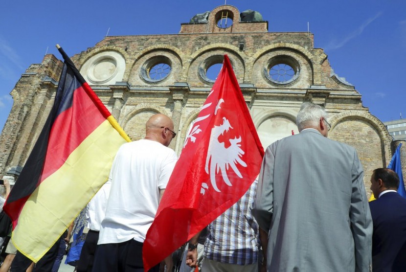 Bendera Jerman dan Polandia dibawa ke sisa stasiun Anhalter di Berlin, Jerman, dalam rangka peringatan 80 tahun mulainya perang dunia II, Ahad (1/9).