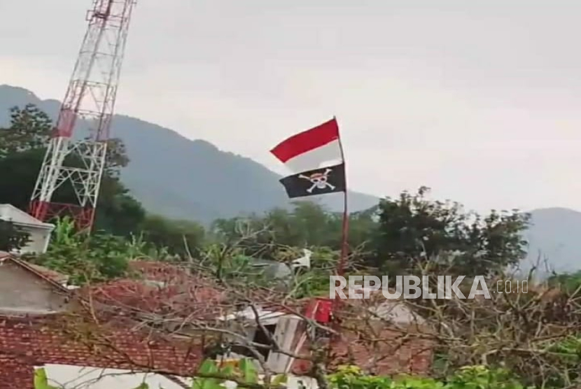 Bendera Jolly Roger Bersanding Dengan Sang Saka Merah Putih di Desa Mekarmukti, Kecamatan Cihampelas, Kabupaten Bandung Barat (KBB). 