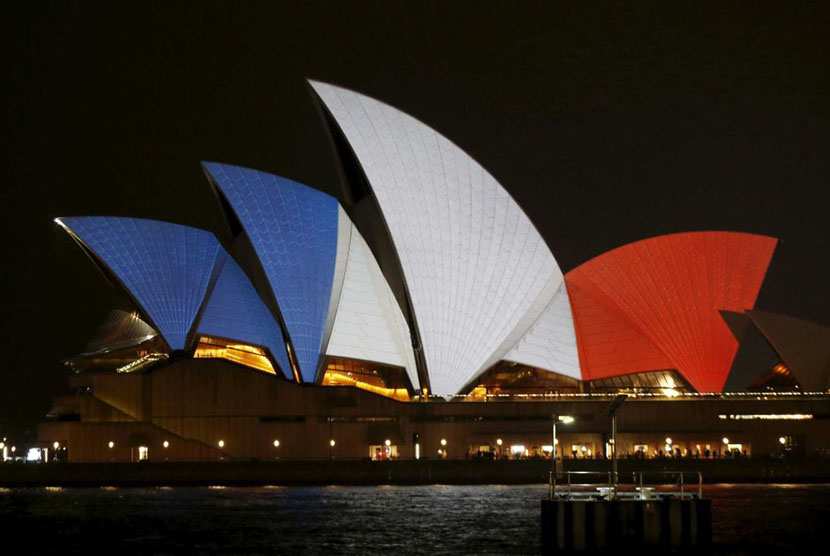 Bendera Kebangsaan Perancis disorotkan ke atap gedung Opera Sydney. 