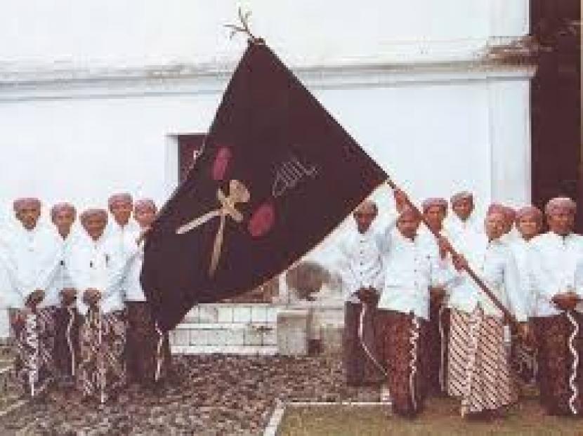 Bendera Kiai Tunggul Wulung, pusaka keraton Yogya yang terbuat dari kain kiswah dan dipercaya mampu mengusir wabah.