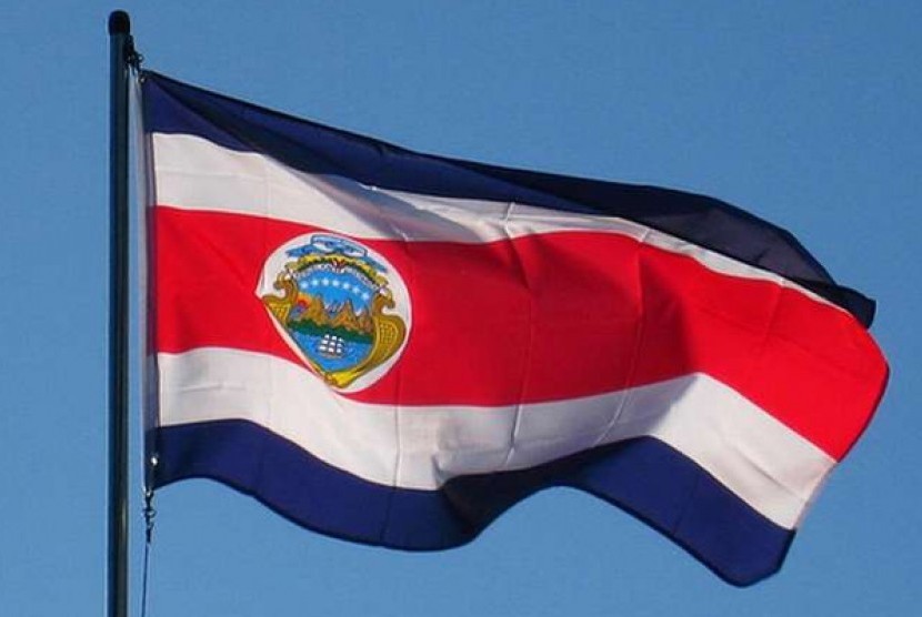 Bendera Kosta Rika. Mulai pekan depan semua bisnis non-esensial seperti restoran dan bar di seluruh Kosta Rika tengah akan ditutup.