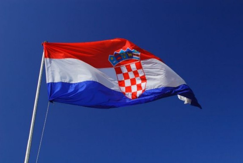 Bendera Kroasia. Kroasia telah mengadopsi euro dan menjadi negara ke-20 anggota Uni Eropa yang menggunakan mata uang tunggal di kawasan itu.