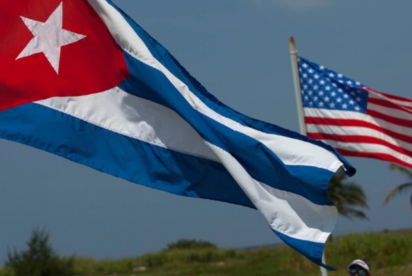 Bendera Kuba dan AS. Departemen Luar Negeri Amerika Serikat (AS) membatasi visa 28 pejabat Kuba.