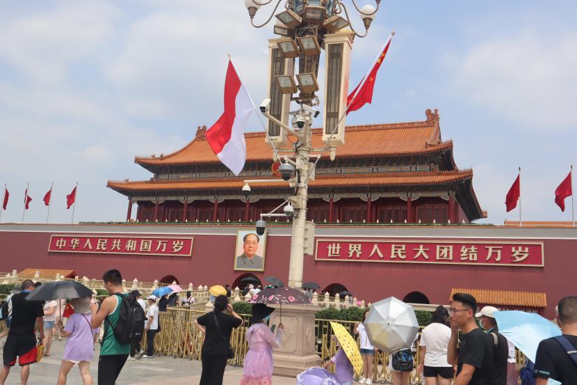 Bendera Merah Putih berkibar di depan pintu utama Istana Kota Terlarang, Beijing, China, Selasa (26/7/2022). Pemerintah Indonesia dinilai perlu mewaspadai gerakan China di bawah kepemimpinan Xi Jinping Dahana memantau soft power atau kuasa lunak terhadap sejumlah negara yang digalang China. 