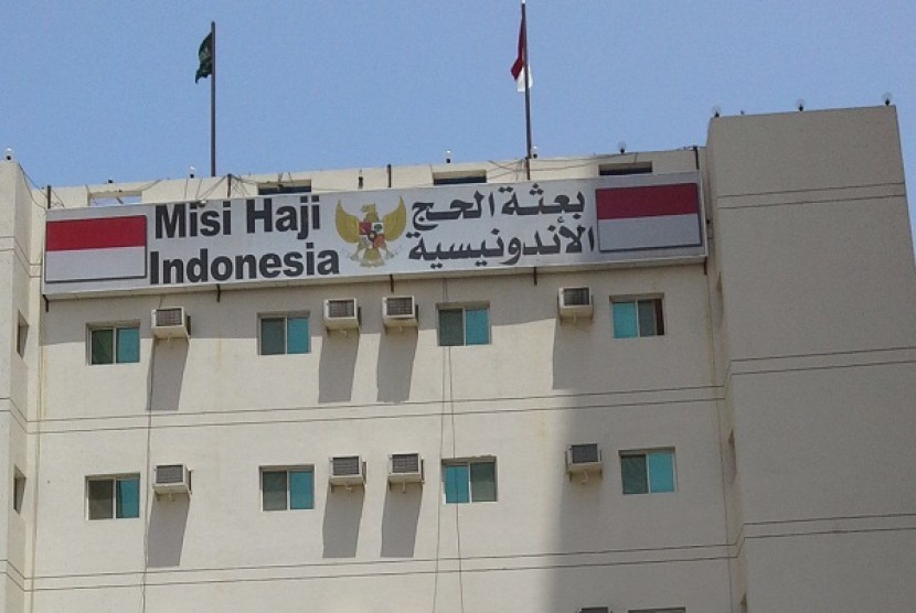 Bendera Merah Putih Berkibar di gedung Misi Haji Indonesia di Makkah, Arab Saudi, Sabtu.