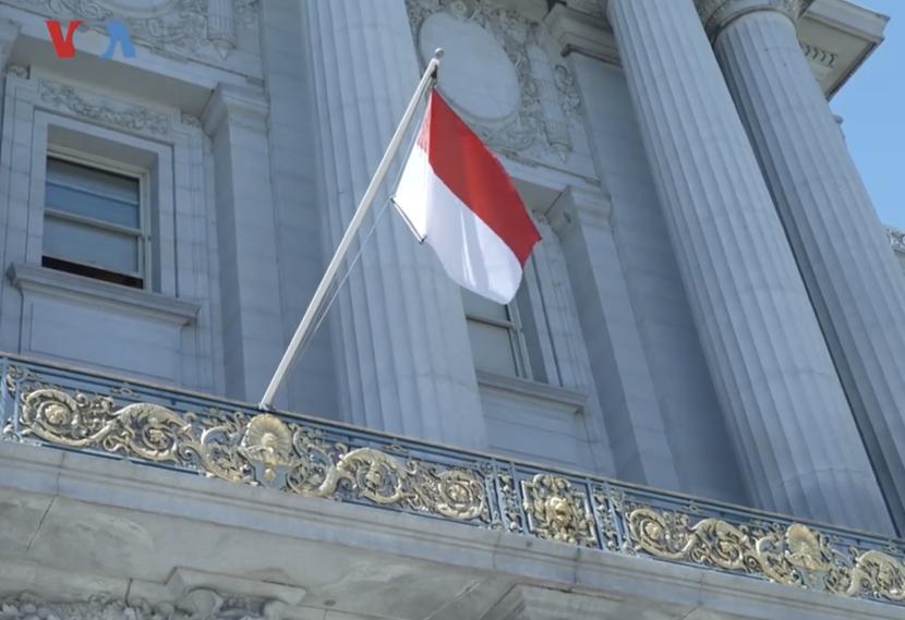 Bendera merah putih berkibar di kantor Wali Kota San Francisco saat perayaan HUT RI ke-78.