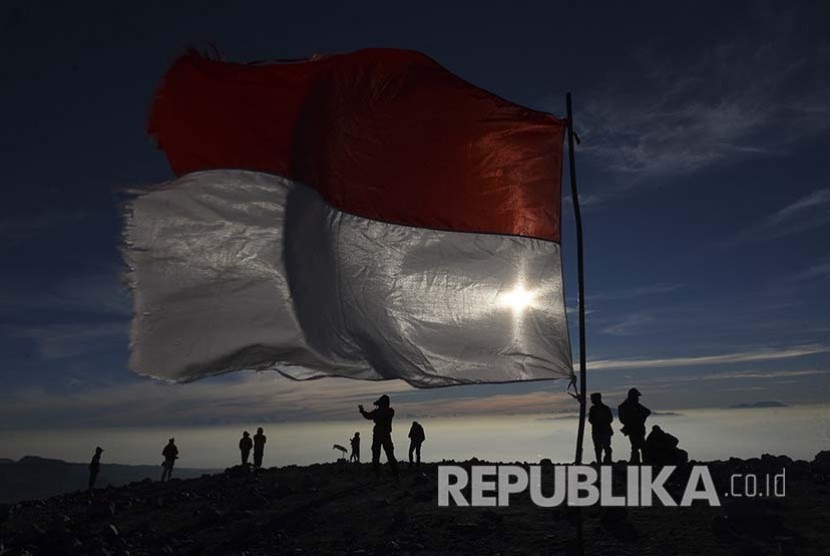 Bendera merah putih berkibar di puncak Gunung Semeru