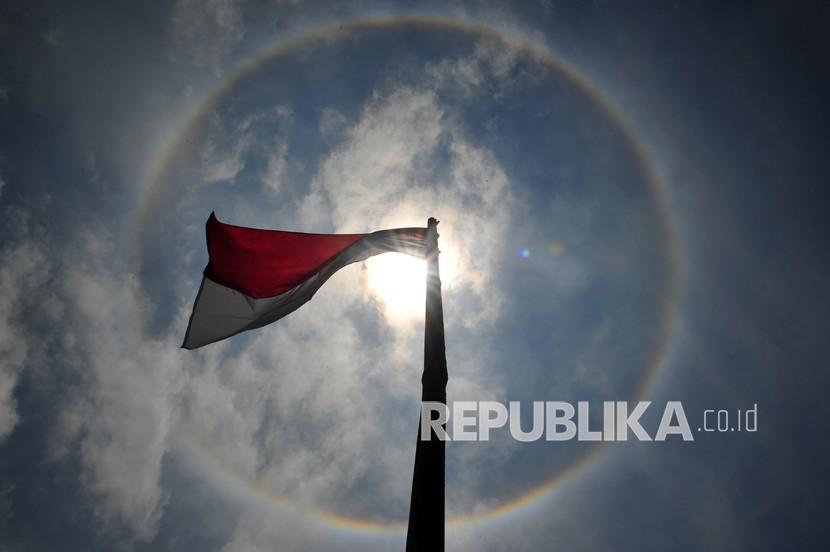 KBRI Minta Pembuat Video Parodi Indonesia Raya Diusut. Bendera merah putih berkibar.