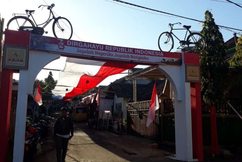 Bendera merah putih berukuran 551 x 3 meter persegi di area RW 01, Dusun Karangan, Desa Donowarih, Kecamatan Karangploso, Kabupaten Malang, Jawa Timur.