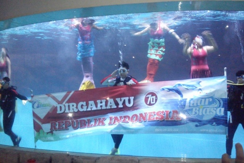 Bendera merah putih dibentangkan di dalam Ocean Dream Samudra Ancol