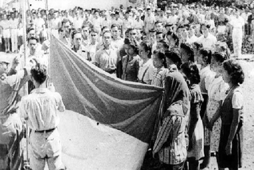 Bendera Merah Putih dikibarkan pada masa revolusi 