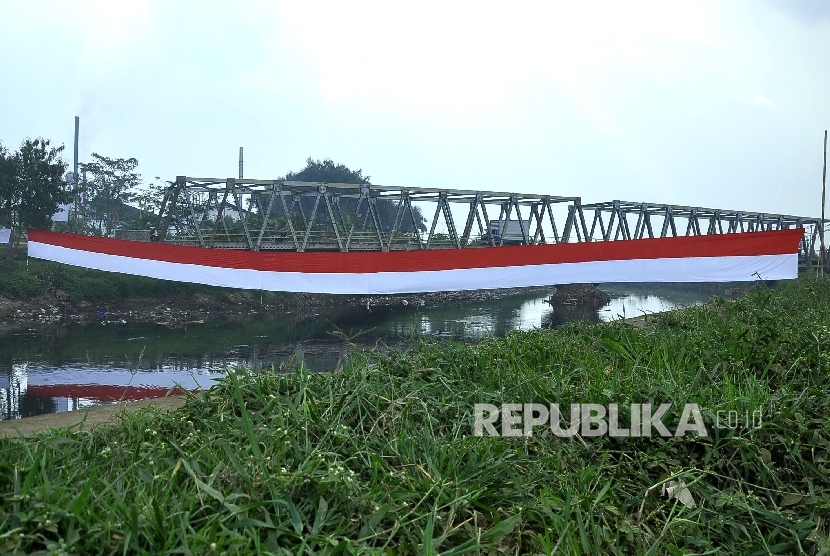 Bendera Merah Putih sepangjang 50 meter membentang Sungai Citarum di Kampung Mekarsari, Kecamatan Baleendah, Kabupaten Bandung, Jumat (12/8).