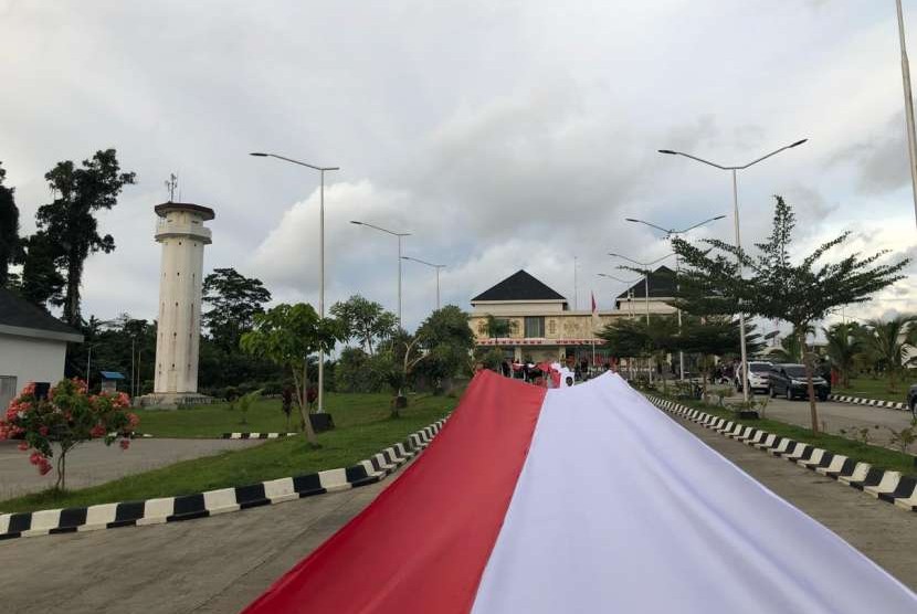 Bendera Merah Putih sepanjang 1.500 meter dibentangkan oleh Tim Kirab Satu Negeri GP Ansor di Papua, Senin (17/9).