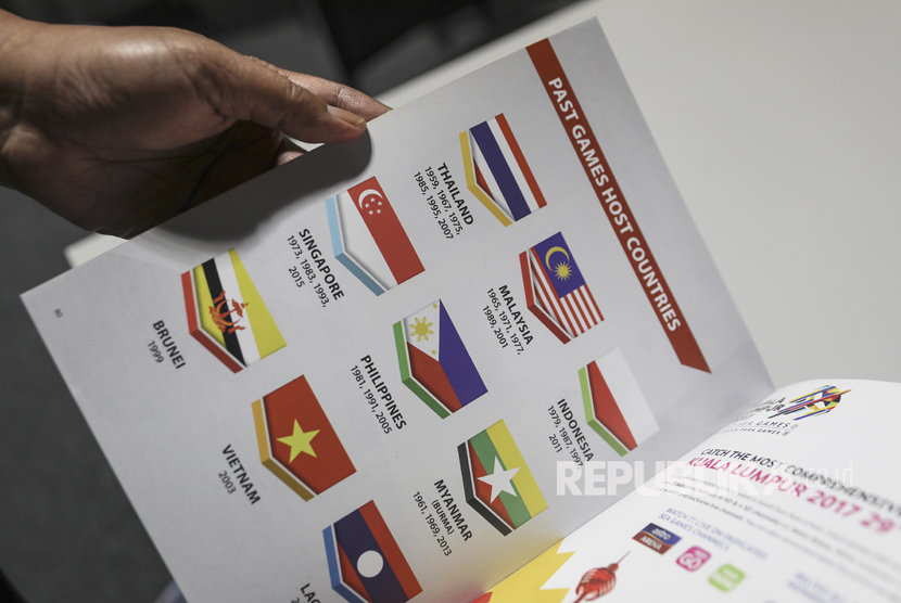 Bendera merah putih tampak dicetak terbalik di buku panduan SEA Games ke-29 di Malaysia.