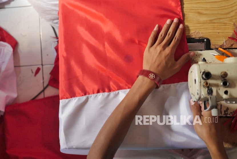 Bendera Merah Putih tengan dijahit oleh pengrajin di Kampung Babakan Sari. (Yogi Ardhi/Republika)
