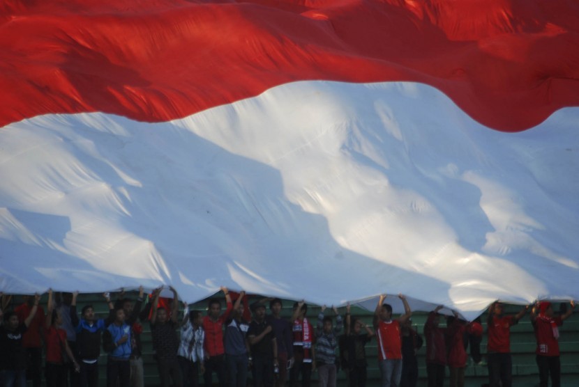 Bendera merah putih terbentang ketika tim nasional berlaga di Stadion Maguwoharjo, Yogyakarta. (Ilustrasi)