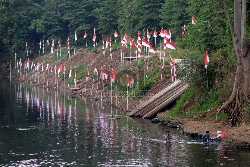 Bendera merah putih terpasang di pinggiran kali Ciliwung kawasan Pasar Rebo, Jakarta Timur, Rabu (12/8).