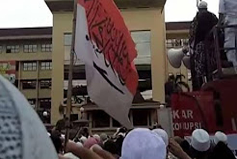 Nurul Fahmi carried the Red and White flag with tauhid sentence written in Arabic, stamped on it when he joined in a rally in front of National Police headquarter on January 16. 