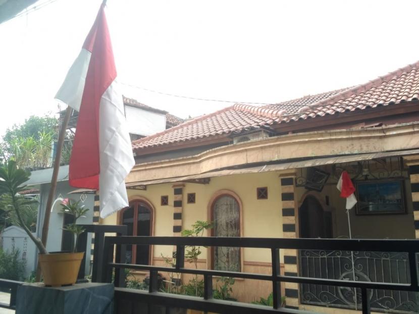 Bendera merah putih yang dipasang di rumah warga menjelang perayaan Hari Kemerdekaan ke-75. 