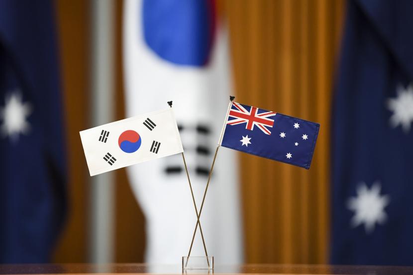 Bendera miniatur ditampilkan pada upacara penandatanganan yang disaksikan oleh Presiden Korea Selatan Moon Jae-in dan Perdana Menteri Australia Scott Morrison di Gedung Parlemen, di Canberra, Australia, Senin, 13 Desember 2021. Moon melakukan kunjungan resmi dua hari ke Australia. Di tengah ketegangannya dengan China, Australia mengunci kesepakatan dengan Korsel.