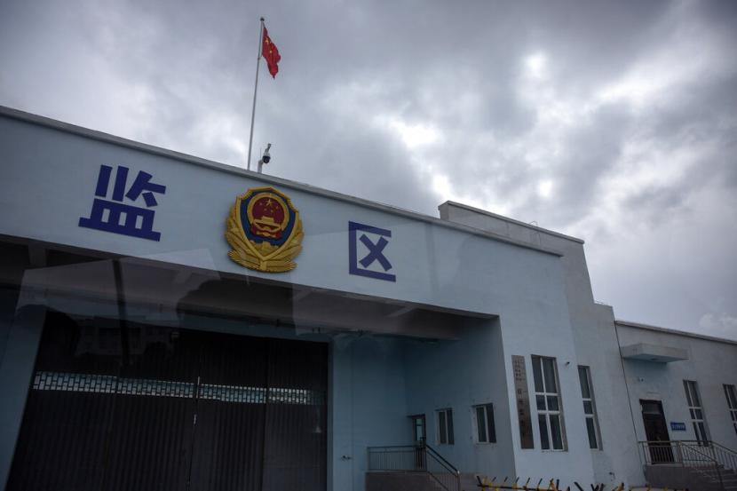 Bendera nasional China berkibar di atas pintu masuk kendaraan ke area penahanan narapidana di Pusat Penahanan Urumqi No. 3 di Dabancheng di Daerah Otonomi Uyghur Xinjiang, China barat, pada 23 April 2021. Sebanyak 47 negara telah menyuarakan keprihatinan tentang dugaan pelanggaran di wilayah Xinjiang, China. 