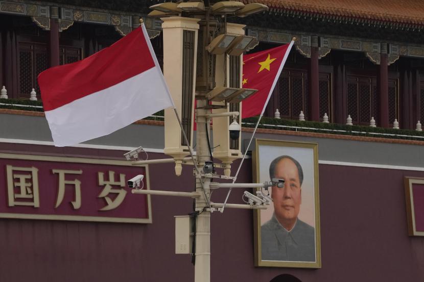 Bendera nasional Indonesia dan China dikibarkan bersama di dekat potret Mao Zedong di Gerbang Tiananmen di Beijing, Senin, 25 Juli 2022 (ilustrasi). Pemerintah Provinsi Yunnan, China, menyatakan kesiapannya untuk bertukar wisatawan dengan Indonesia. 
