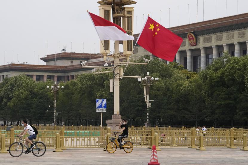 Bendera nasional Indonesia dan China dikibarkan bersama di dekat Balai Besar Rakyat di Beijing, Senin, 25 Juli 2022. 
