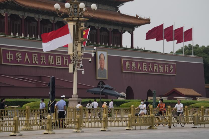 Bendera nasional Indonesia dan China dikibarkan bersama di dekat potret Mao Zedong di Gerbang Tiananmen di Beijing, Senin, 25 Juli 2022 (ilustrasi). Duta Besar RI untuk China Djauhari Oratmangun menyosialisasikan kebijakan terbaru pariwisata Indonesia kepada sejumlah awak media setempat.