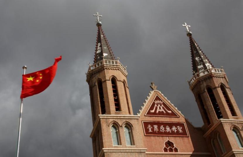 Bendera nasional Tiongkok berkibar di depan sebuah gereja Katolik di Huanggang, Tiongkok, 30 September 2018.