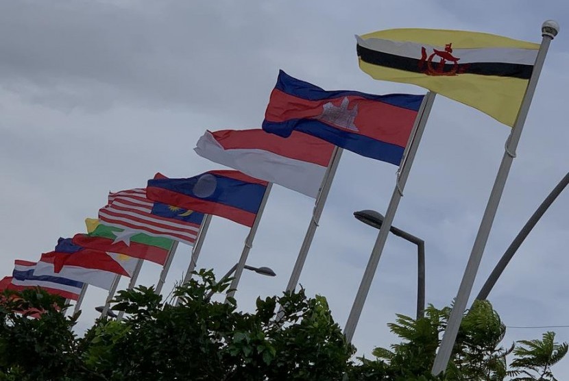 Bendera negara peserta SEA Games 2019. Bendera-bendera ini diturunkan mengantisipasi kerusakan Topan Kammuri.