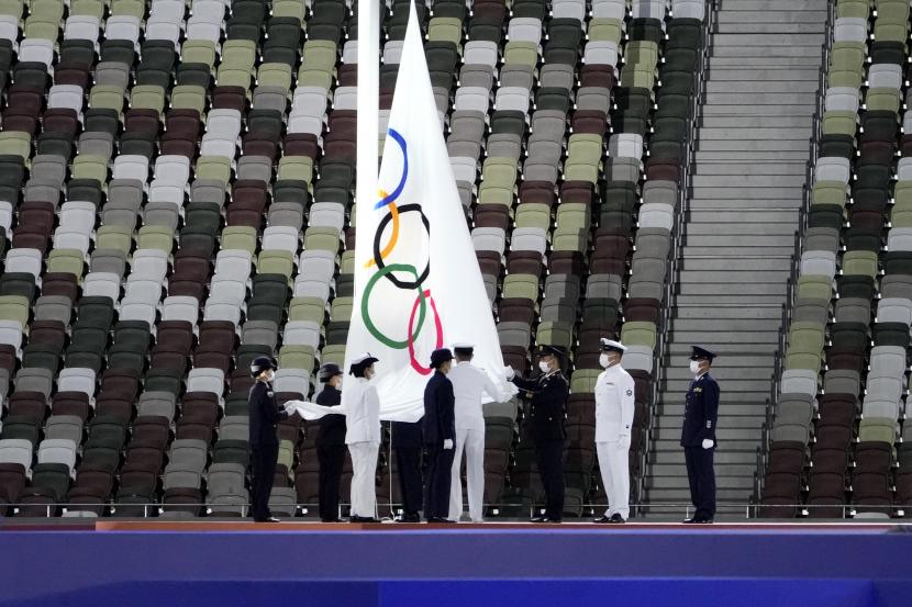 Bendera Olimpiade diturunkan saat upacara penutupan di Stadion Olimpiade pada Olimpiade Musim Panas 2020, Minggu, 8 Agustus 2021, di Tokyo, Jepang. 