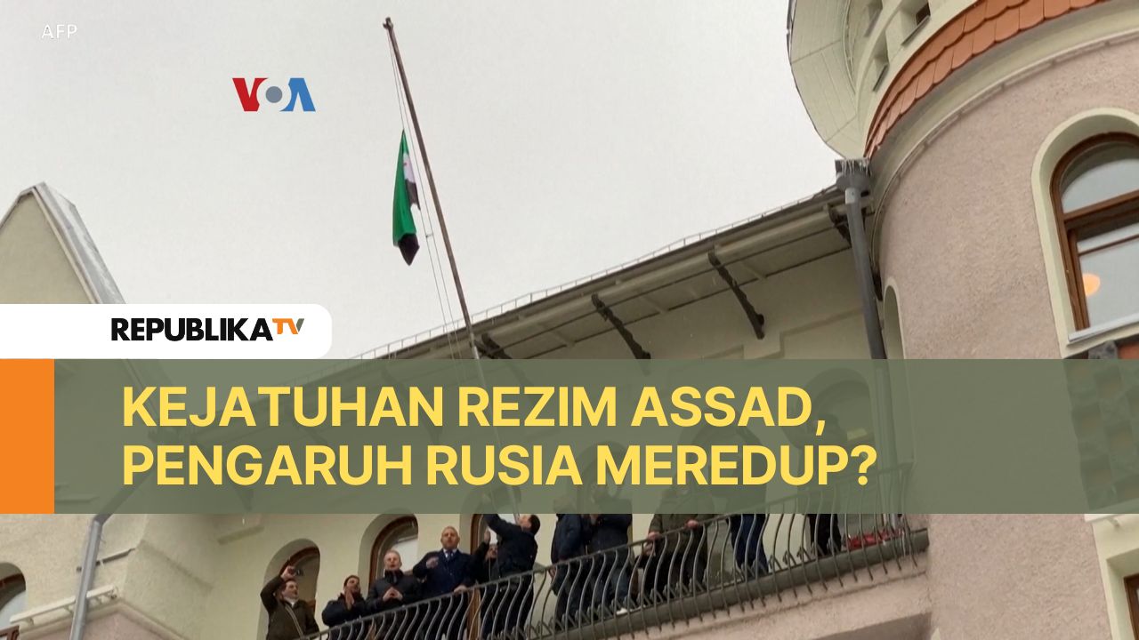 Bendera oposisi Suriah di Kedutaan Besar Suriah di Moscow